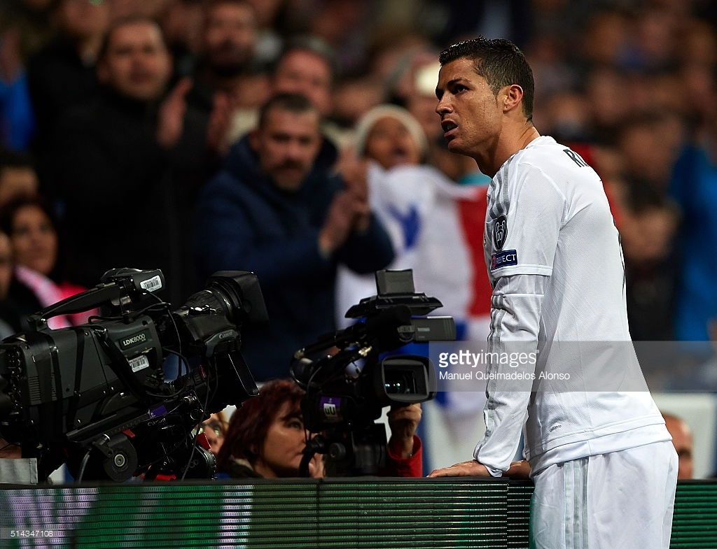 Ronaldo coi do an mung tran thang Barca hinh anh