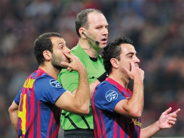 Barca huong loi nhat tu trong tai tai cup C1 hinh anh
