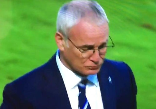 HLV Ranieri khoc khi Leicester tien gan cup vo dich hinh anh