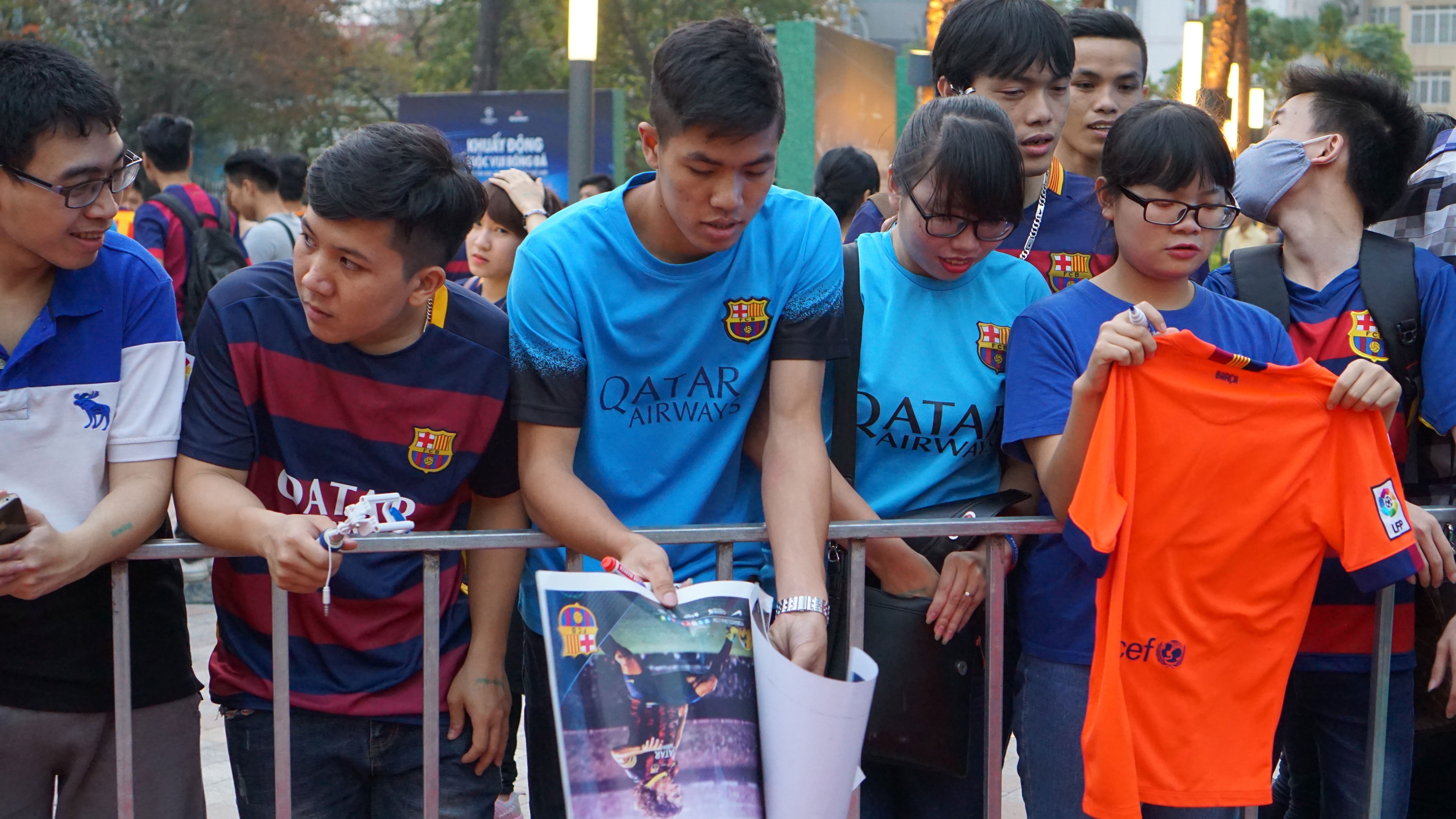 Fan Barca tổ chức sinh nhật cho Puyol ảnh 1 Fan Barca to chuc sinh nhat cho Puyol anh 1