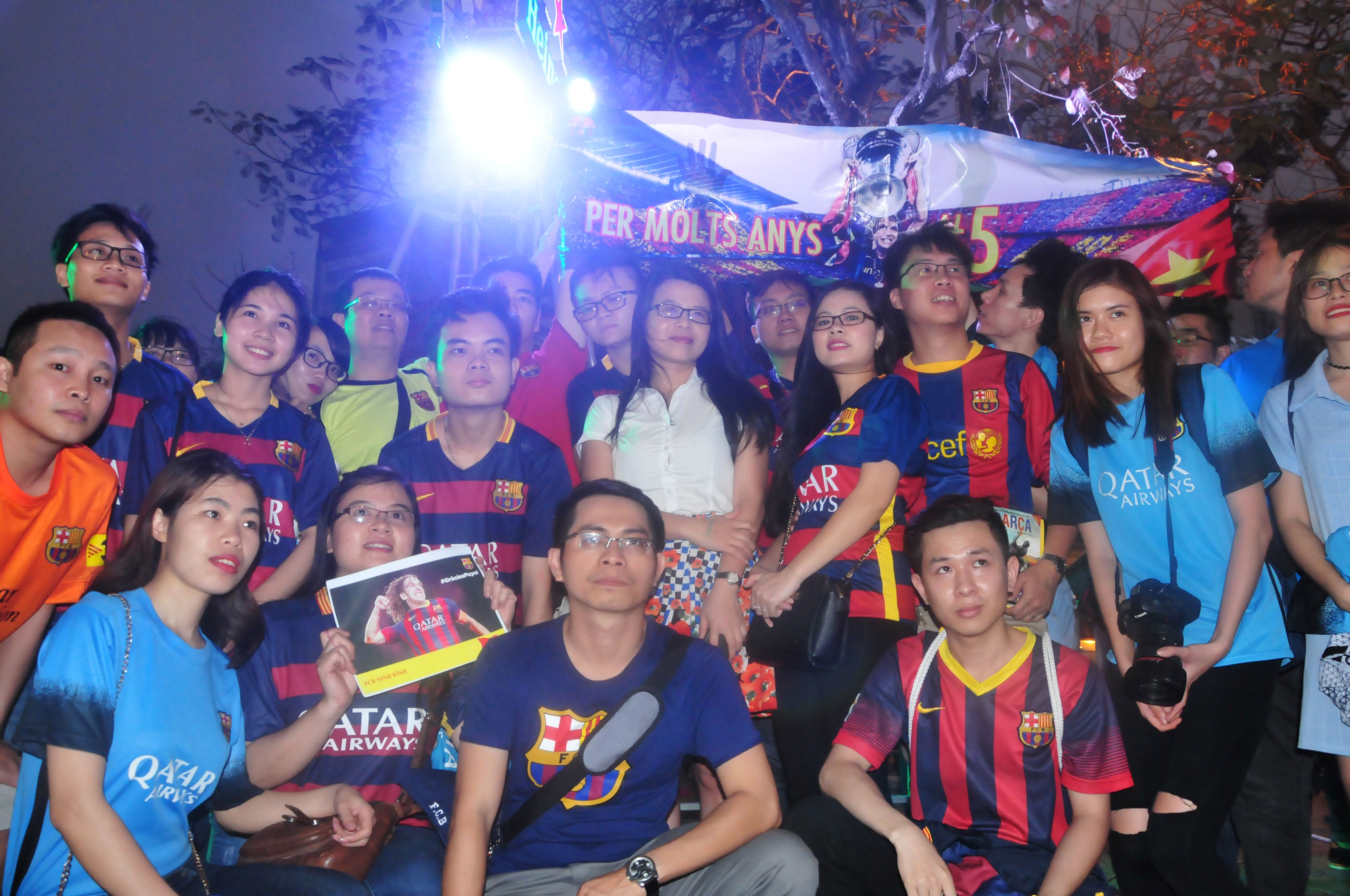 Fan Barca tổ chức sinh nhật cho Puyol ảnh 13 Fan Barca to chuc sinh nhat cho Puyol anh 13