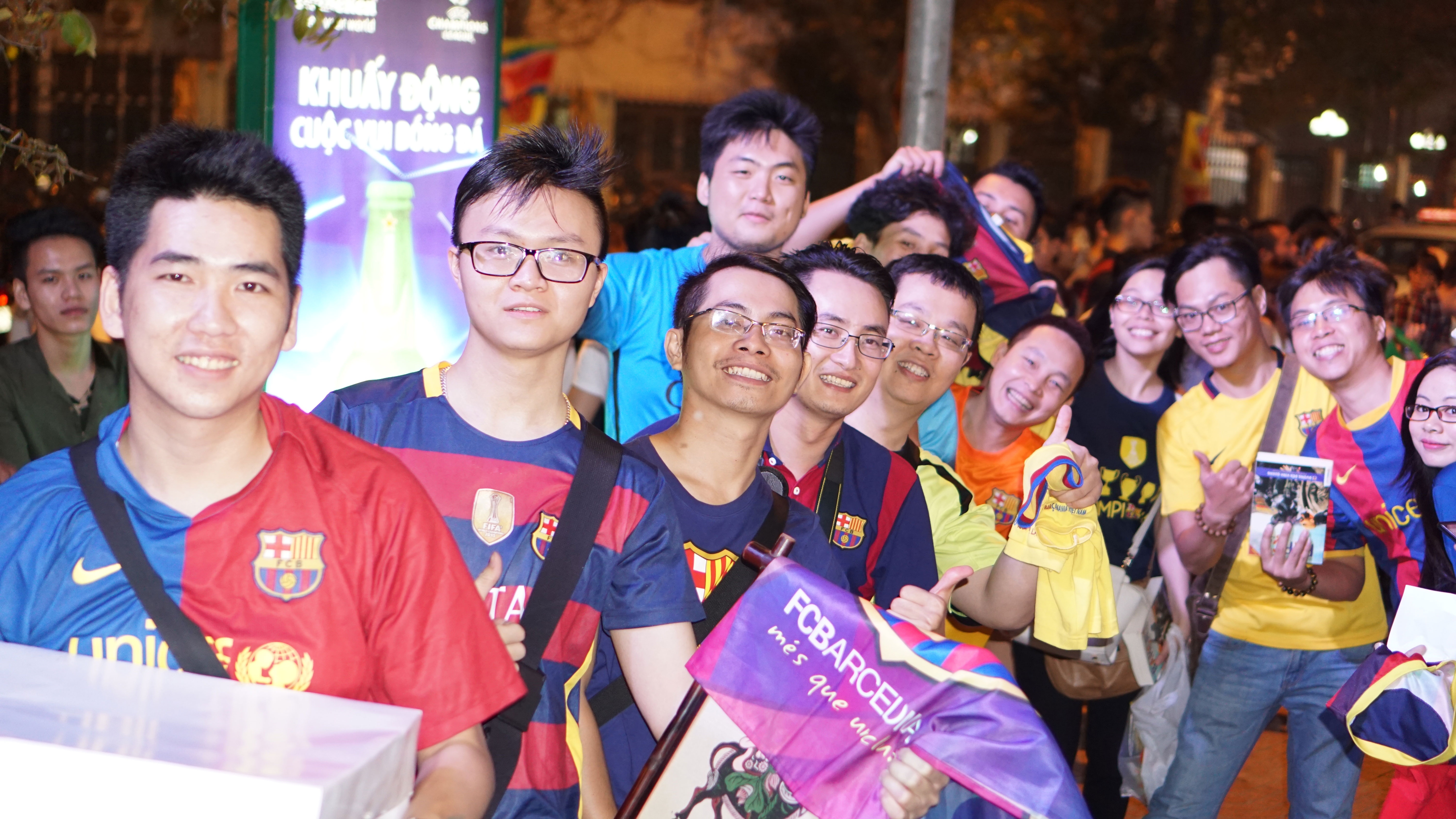 Fan Barca tổ chức sinh nhật cho Puyol ảnh 2 Fan Barca to chuc sinh nhat cho Puyol anh 2