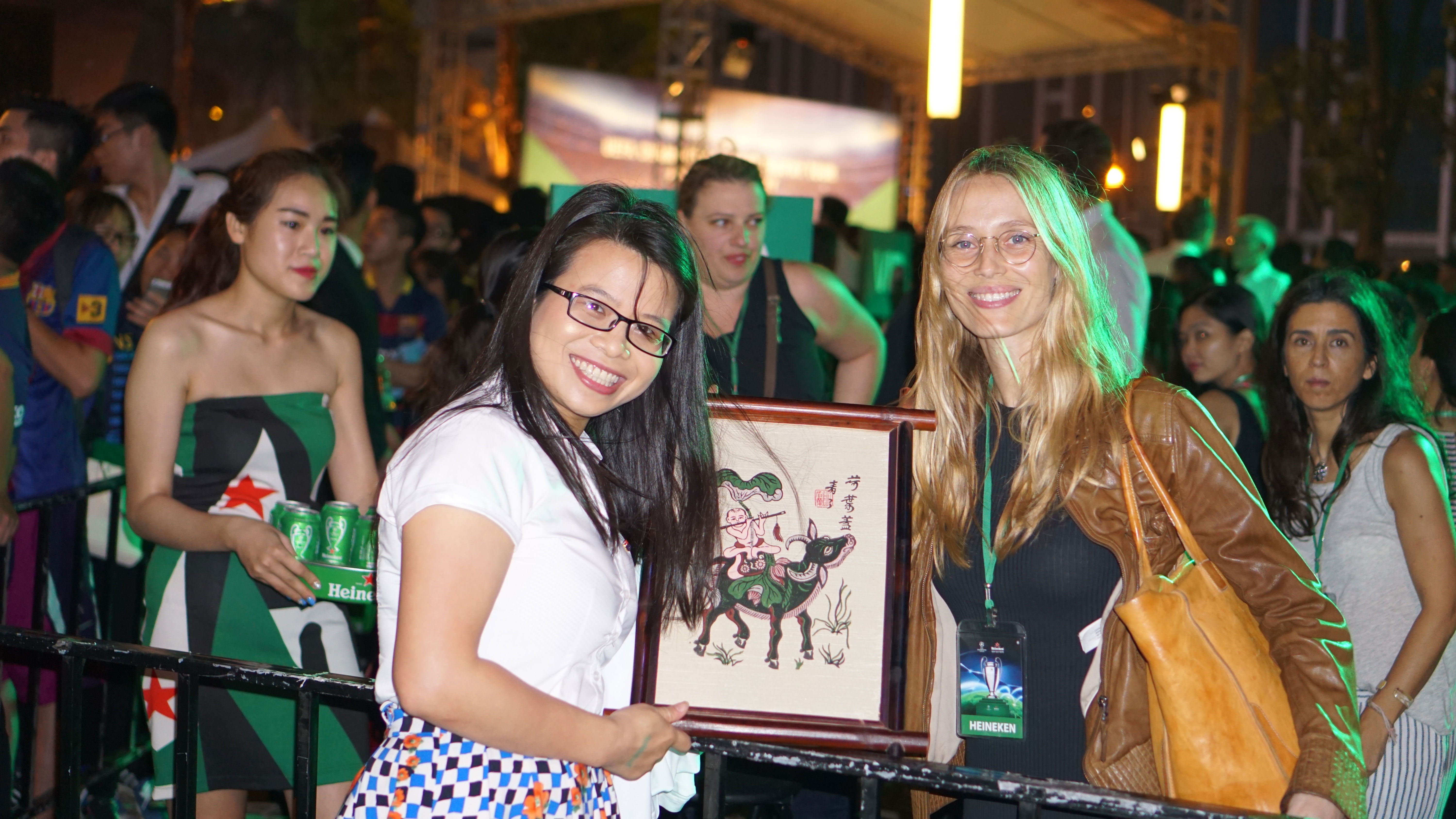 Fan Barca tổ chức sinh nhật cho Puyol ảnh 6 Fan Barca to chuc sinh nhat cho Puyol anh 6