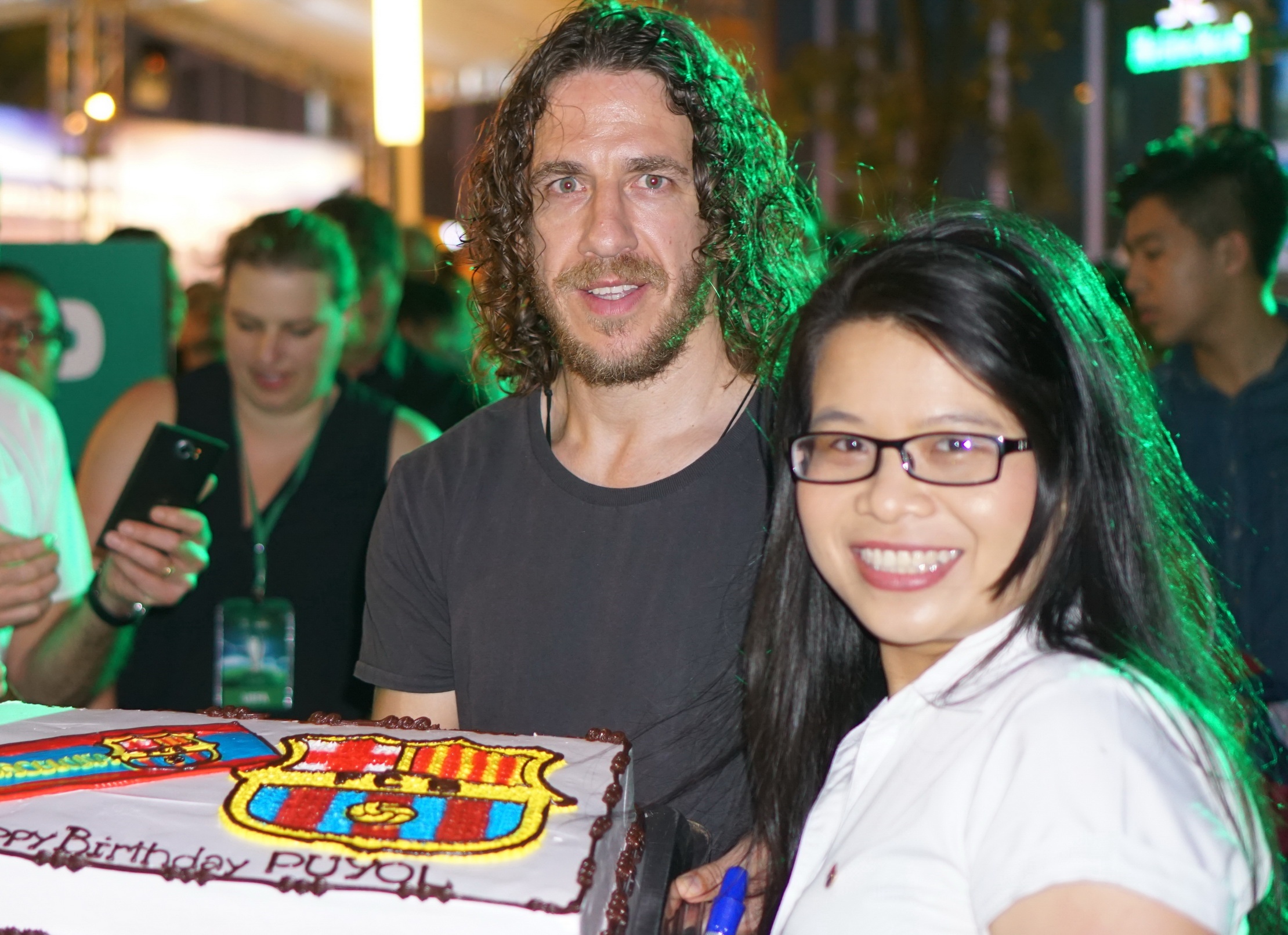 Fan Barca o Viet Nam to chuc mung sinh nhat cho Puyol hinh anh