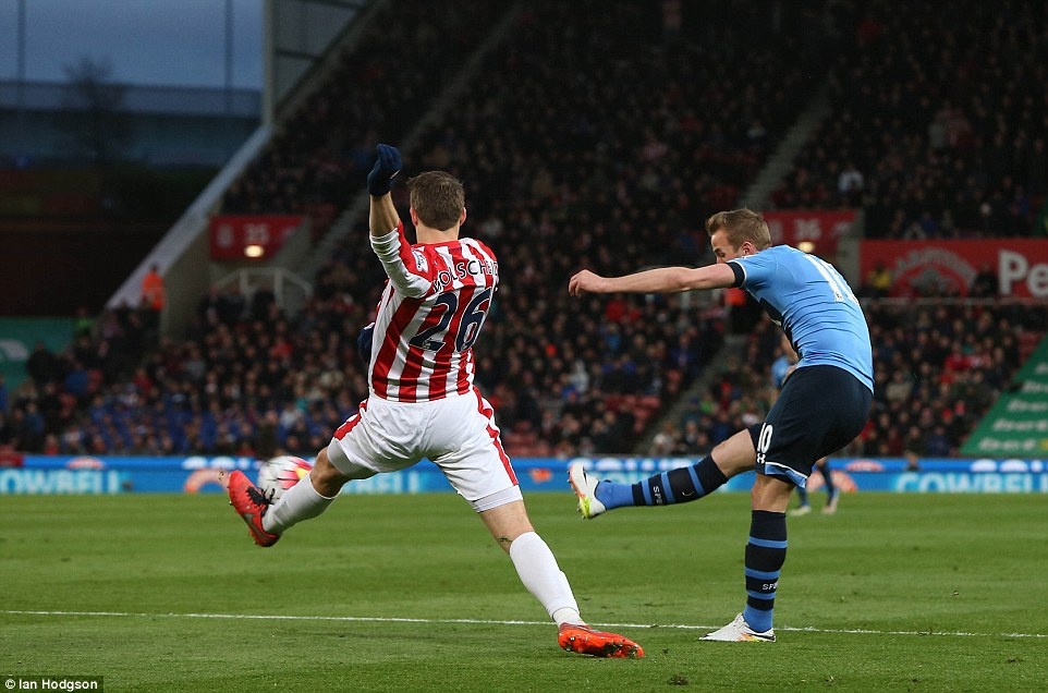 Kane giup Tottenham thang Stoke 4-0 anh 2