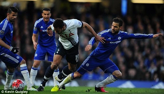 Chelsea giup Leicester vo dich truoc 2 vong anh 4