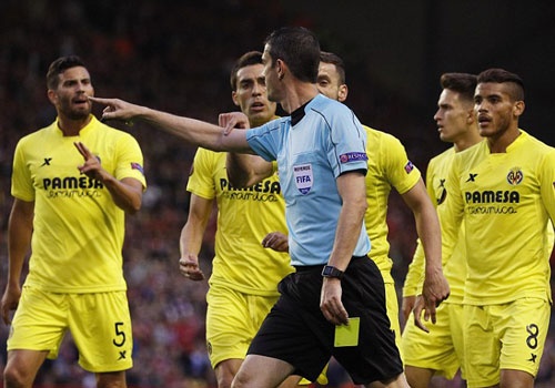 Trong tai bi chi trich vi nhe tay voi Liverpool hinh anh