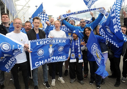 Fan Leicester duoc uong bia mien phi o tran gap Everton hinh anh