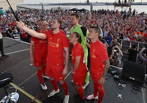 Liverpool cong bo ao dau mua toi hinh anh