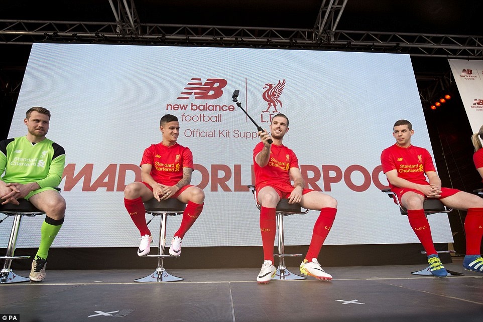 Liverpool công bố mẫu áo đấu mùa tới ảnh 3 Liverpool cong bo mau ao dau mua toi anh 3