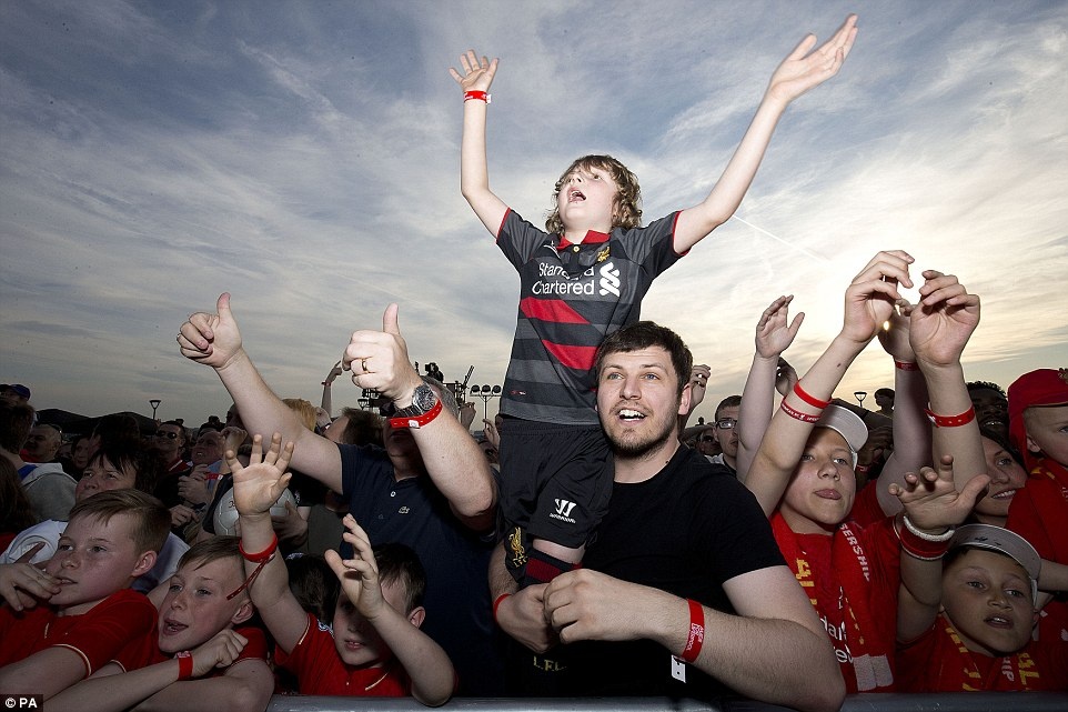 Liverpool công bố mẫu áo đấu mùa tới ảnh 6 Liverpool cong bo mau ao dau mua toi anh 6