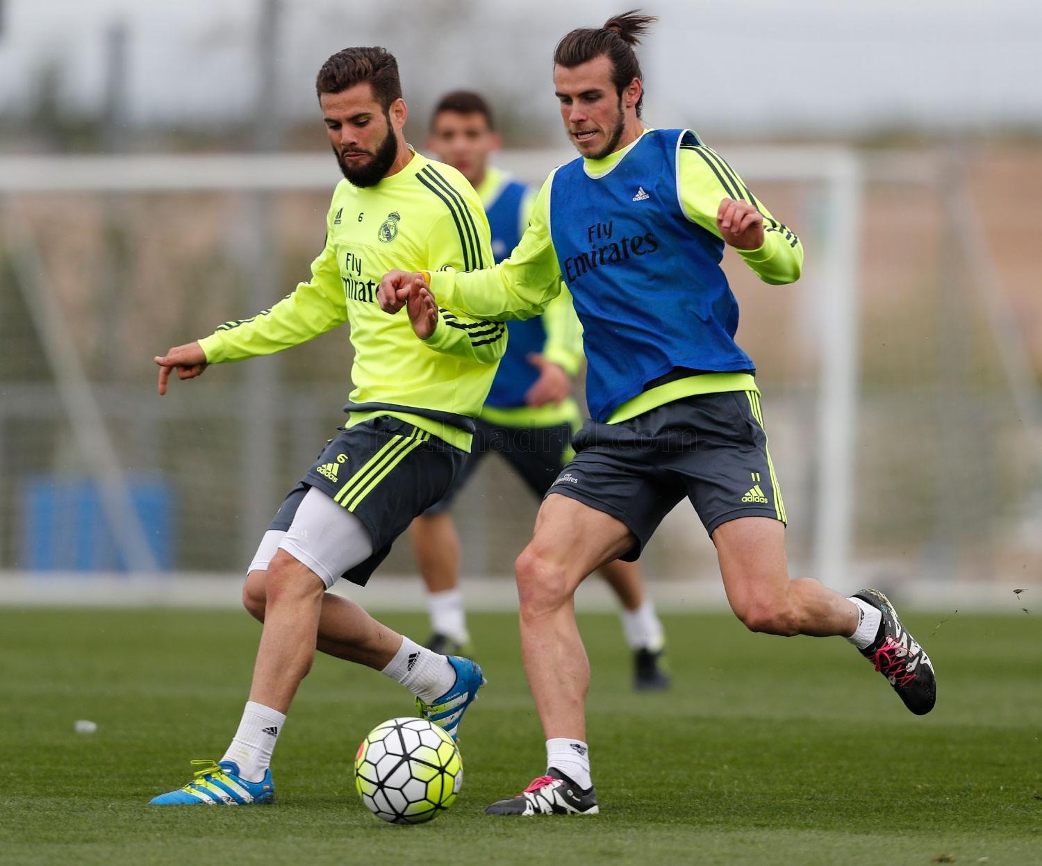 Modric day nga Ronaldo tren san tap anh 1