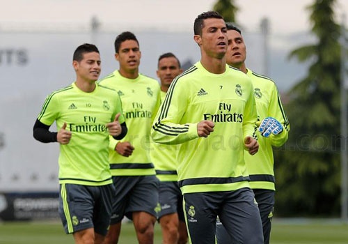 Luka Modric day nga Ronaldo trong buoi tap hinh anh