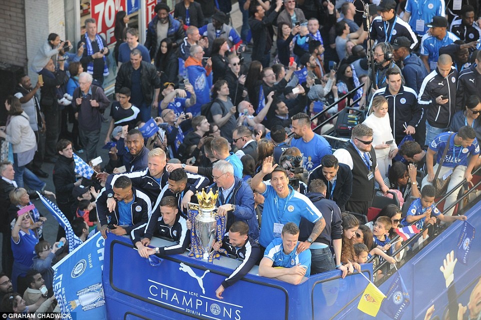 Leicester dieu hanh mung cup vo dich anh 2