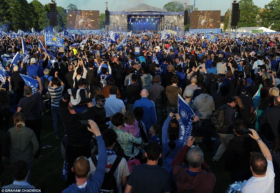 Leicester dieu hanh mung cup vo dich anh 3