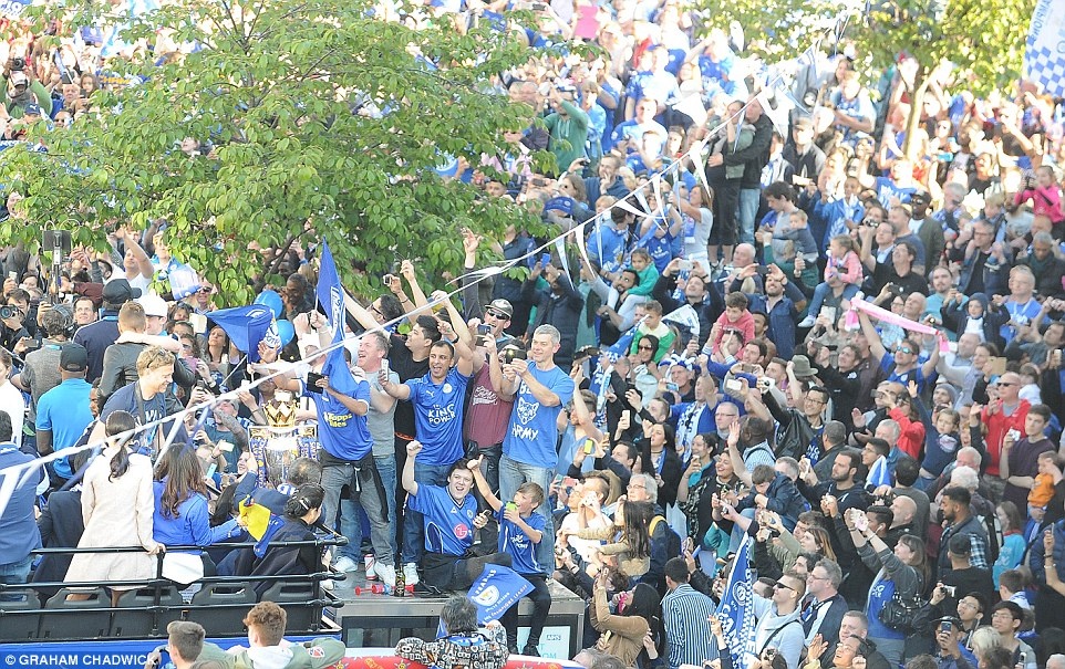 Leicester dieu hanh mung cup vo dich anh 6