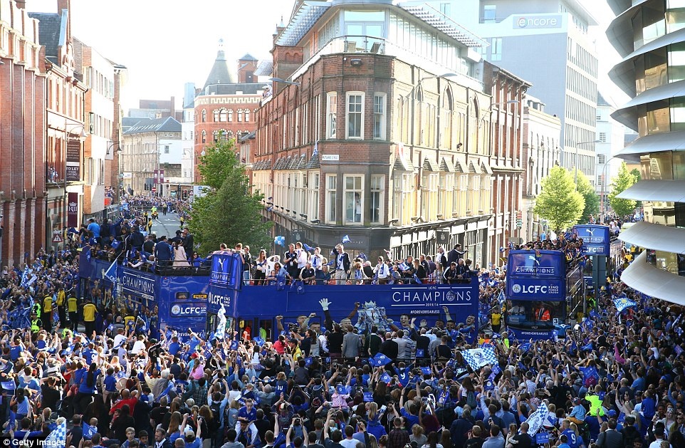 Leicester dieu hanh mung cup vo dich anh 14