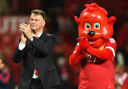 Fan MU la o doi HLV Van Gaal phai ra di hinh anh