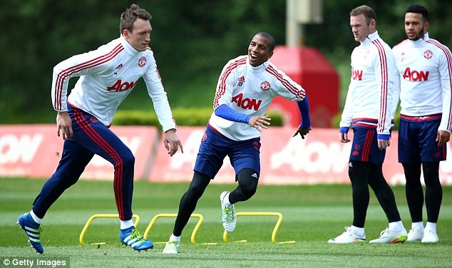 Van Gaal doi dien nguy co mat viec anh 6