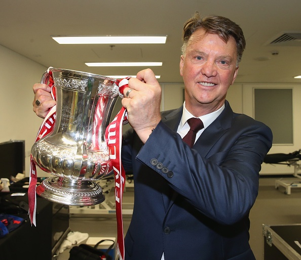 Sir Alex Ferguson chuc mung Van Gaal anh 2