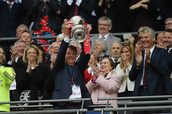 Sir Alex Ferguson chuc mung Van Gaal anh 4