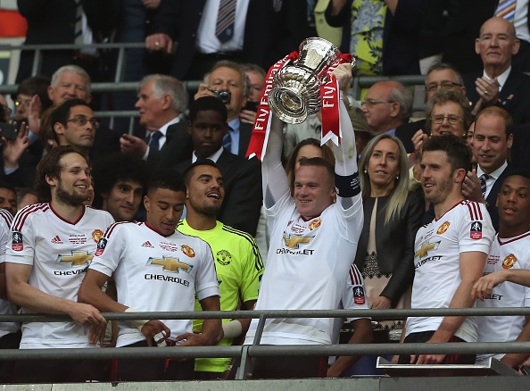 Sir Alex Ferguson chuc mung Van Gaal anh 5