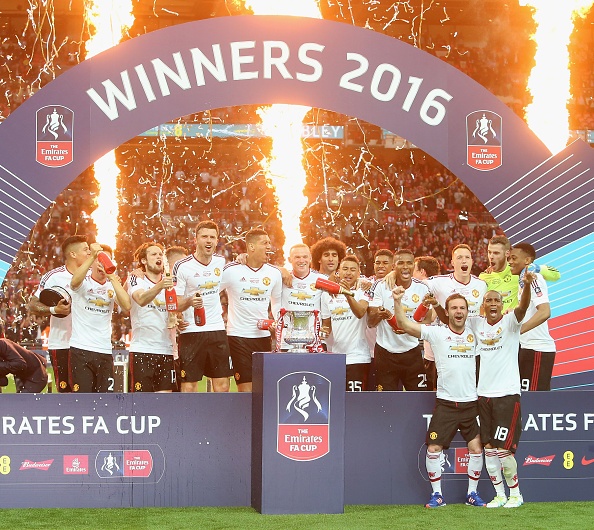 Sir Alex Ferguson chuc mung Van Gaal anh 7