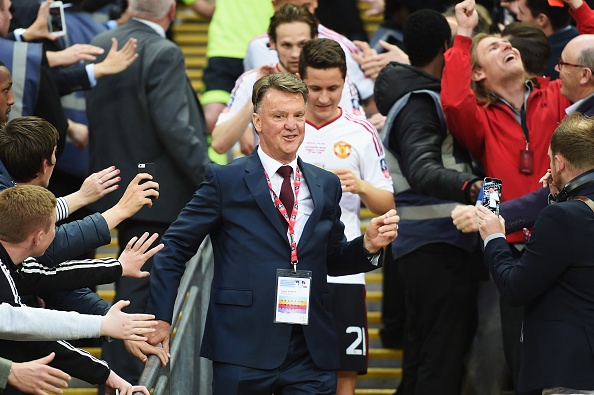 Sir Alex Ferguson chuc mung Van Gaal anh 3