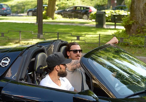 Ibrahimovic lai xe sang Porsche den san tap hinh anh