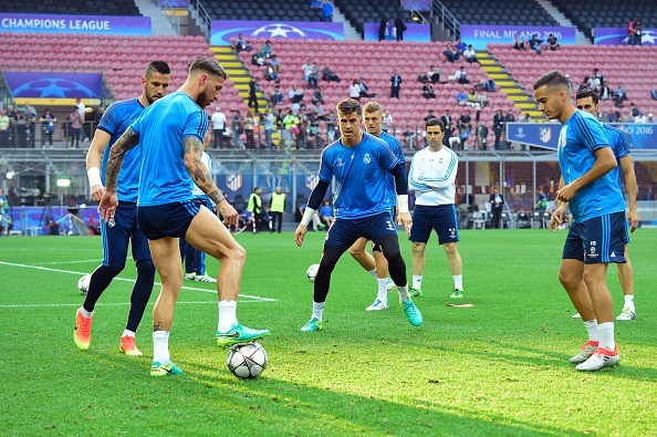 Zidane tập luyện cùng cầu thủ Real ảnh 6 Zidane tap luyen cung cau thu Real anh 6