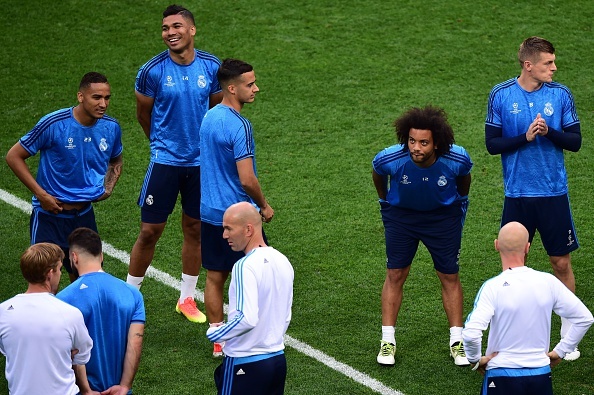 Zidane tập luyện cùng cầu thủ Real ảnh 9 Zidane tap luyen cung cau thu Real anh 9