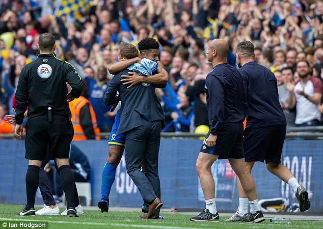Cau thu 101 kg ghi ban cho Wimbledon anh 10