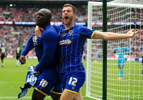 Cau thu nang 101 kg ghi ban giup Wimbledon thang hang hinh anh