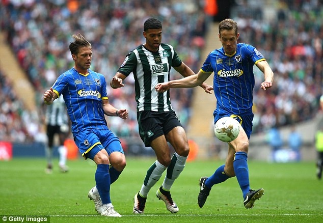 Cau thu 101 kg ghi ban cho Wimbledon anh 9