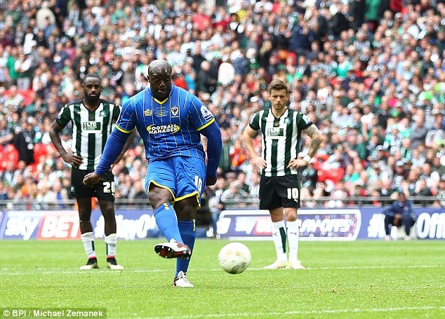 Cau thu 101 kg ghi ban cho Wimbledon anh 1