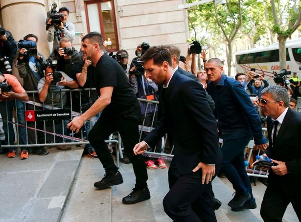 Messi ra toa vi vu tron thue anh 6