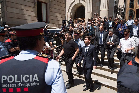 Messi ra toa vi vu tron thue anh 1