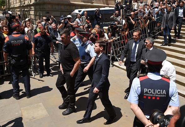 Messi ra toa vi vu tron thue anh 3