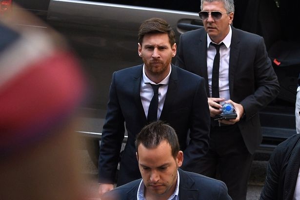 Messi ra toa vi vu tron thue anh 4