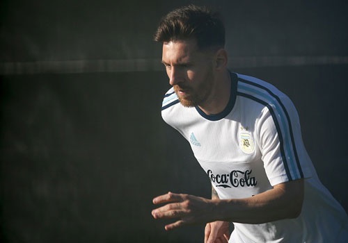 Messi tap mot minh sau khi ra toa vu tron thue hinh anh