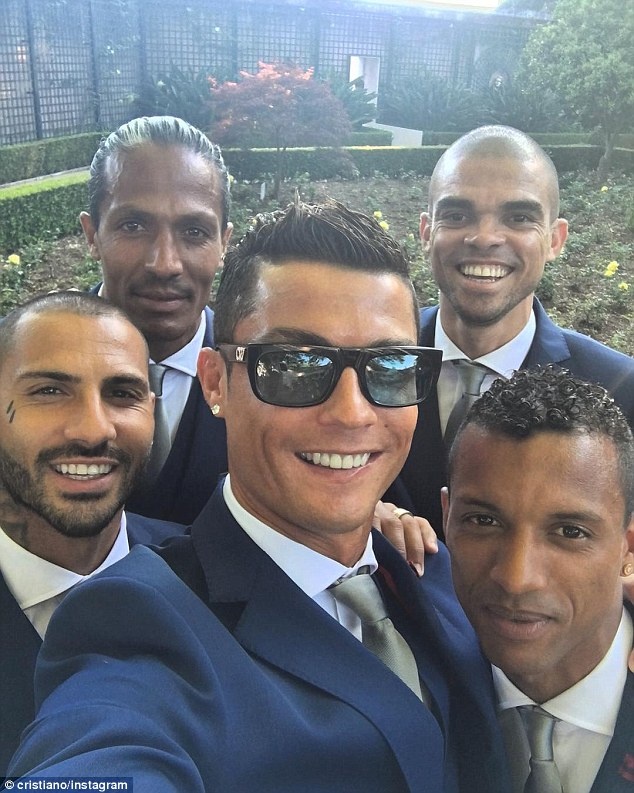 Ronaldo lich lam trong bo vest xanh anh 1