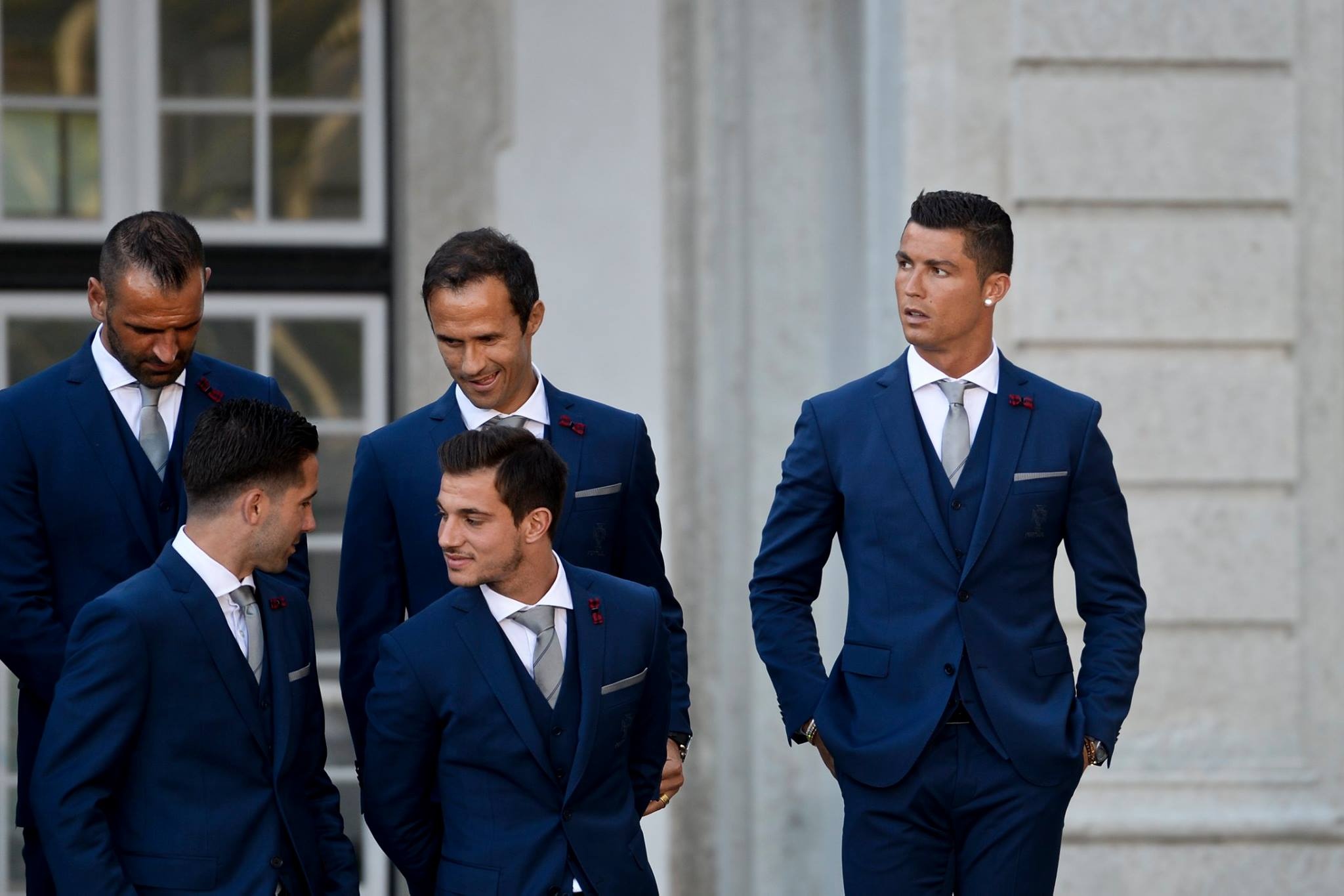 Ronaldo lich lam trong bo vest xanh anh 4