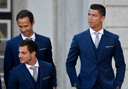 Ronaldo dien vest banh bao selfie cung dong doi hinh anh