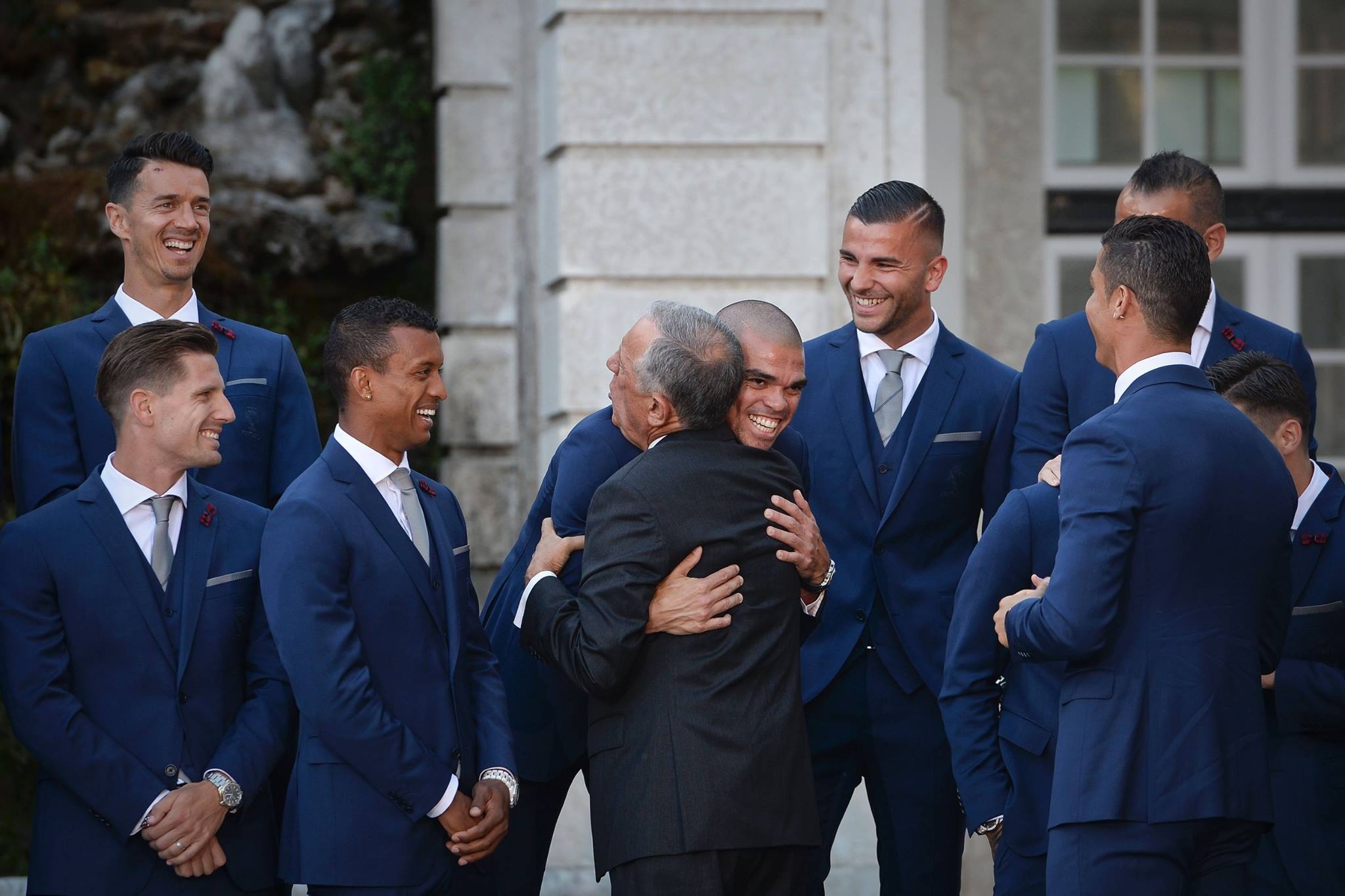 Ronaldo lich lam trong bo vest xanh anh 6