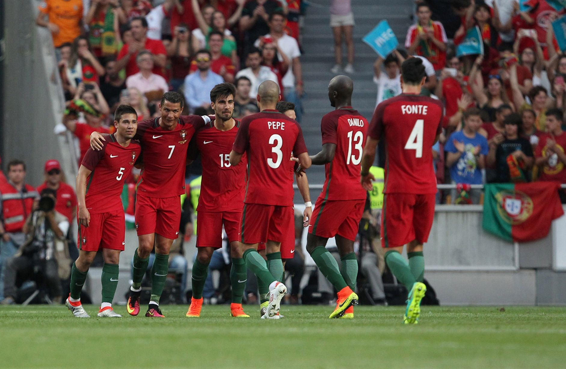 Ronaldo giúp Bồ Đào Nha thắng 7-0 ảnh 4 Ronaldo giup Bo Dao Nha thang 7-0 anh 4