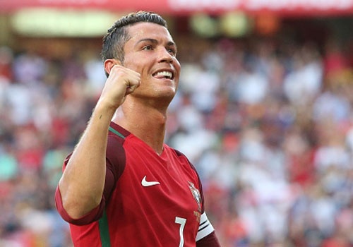 Ronaldo lap cu dup, DT Bo Dao Nha thang Estonia 7-0 hinh anh