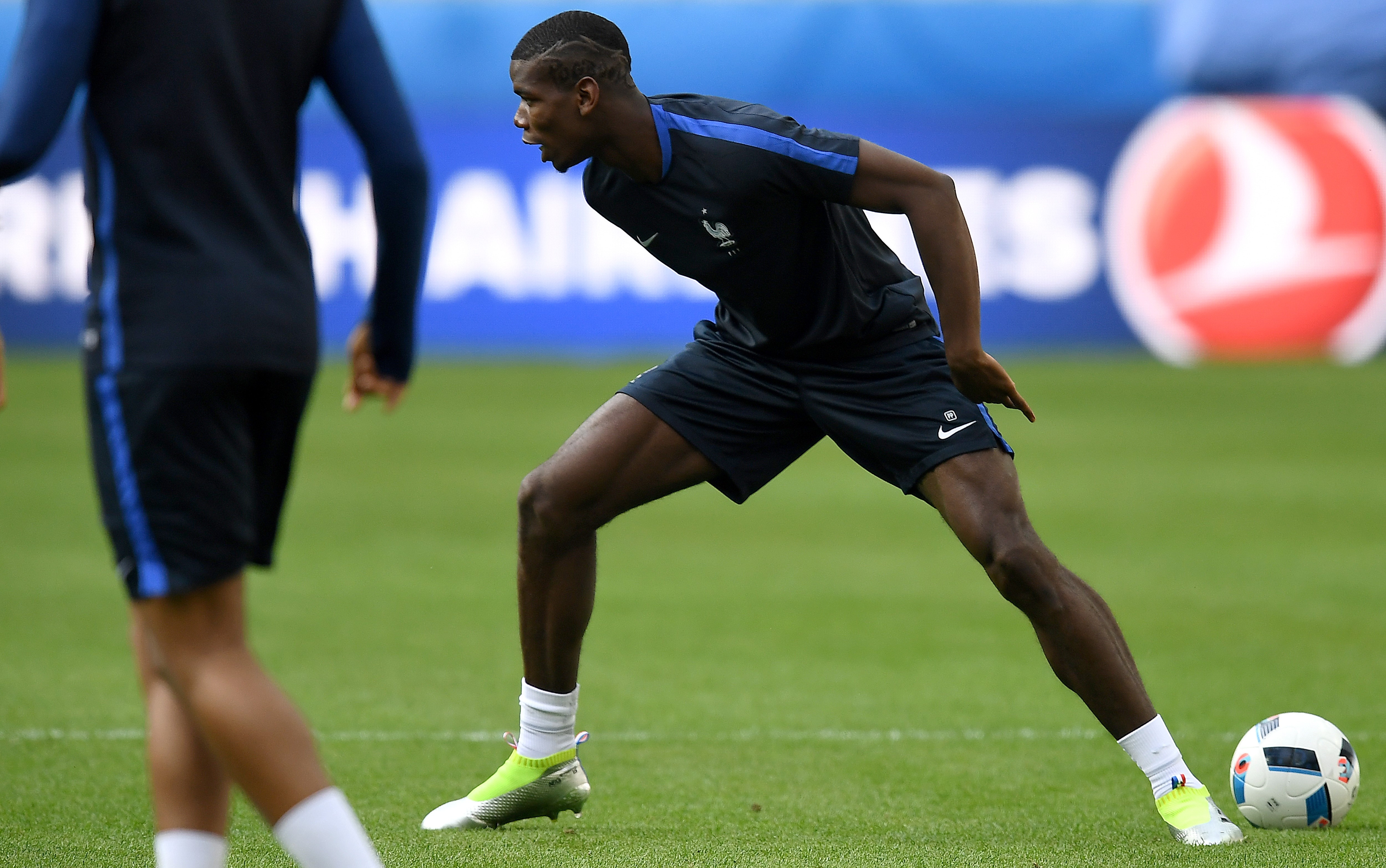 Pogba khoe toc moi truoc Euro 2016 anh 4