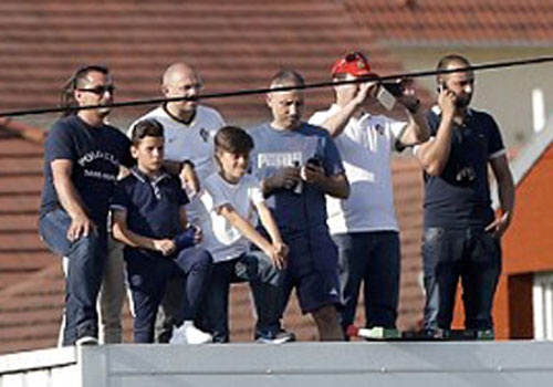 Fan mao hiem treo mai nha xem Ronaldo tap luyen hinh anh