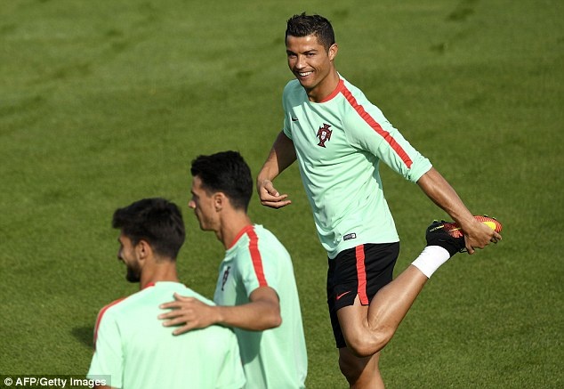 Fan chèo mái nhà xem Ronaldo tập luyện ảnh 4 Fan cheo mai nha xem Ronaldo tap luyen anh 4