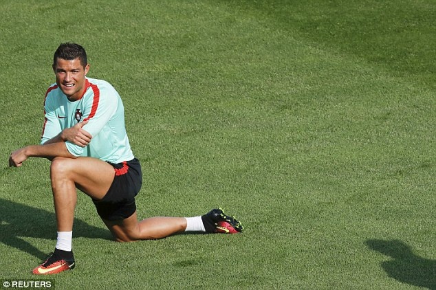 Fan chèo mái nhà xem Ronaldo tập luyện ảnh 8 Fan cheo mai nha xem Ronaldo tap luyen anh 8